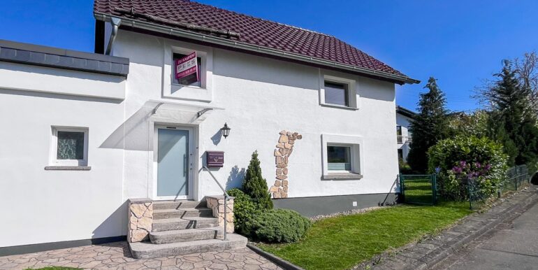 Hausansicht mit Garage