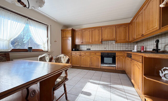 Küche mit Sitzgelegenheit