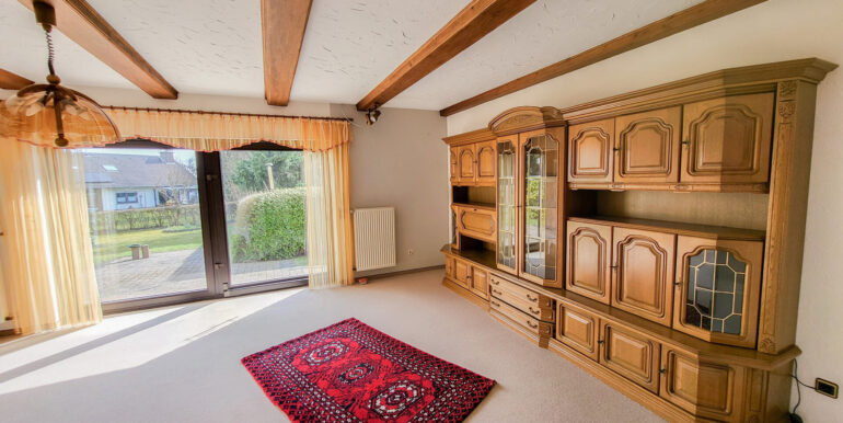 Wohnzimmer mit Zugang zum Garten