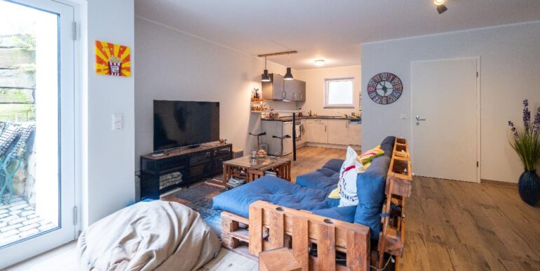 Einliegerwohnung - Wohn-/Schlafbereich mit Terrasse und offener Küche