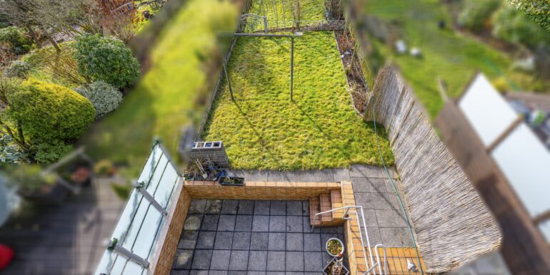 Blick Terrasse + Garten