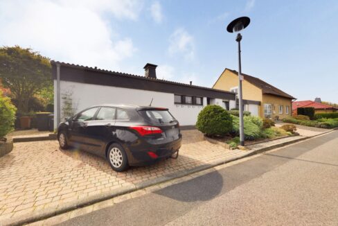 Hausansicht___Separater_Stellplatz___Zugang_Garten