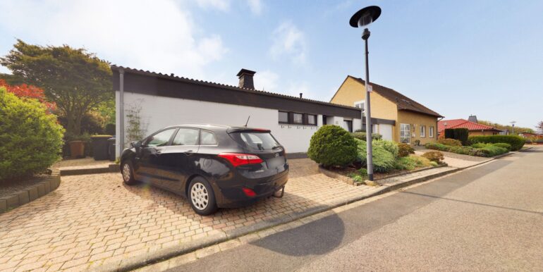 Hausansicht___Separater_Stellplatz___Zugang_Garten