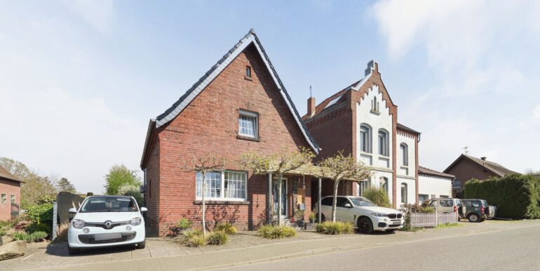 Hausansicht_mit_Zufahrt_und_Carport_