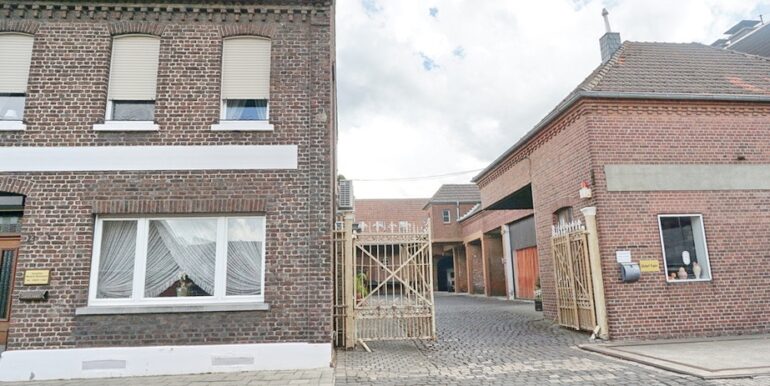 ... mit Lagerhallen und Büros