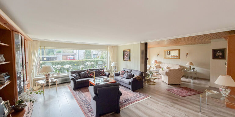 großes Wohnzimmer (EG)