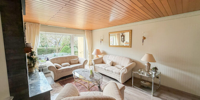 2. Wohnzimmer mit Kamin (EG)