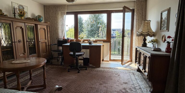 Büro mit Austritt auf den Balkon