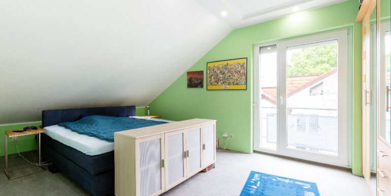Schlafzimmer mit Austritt