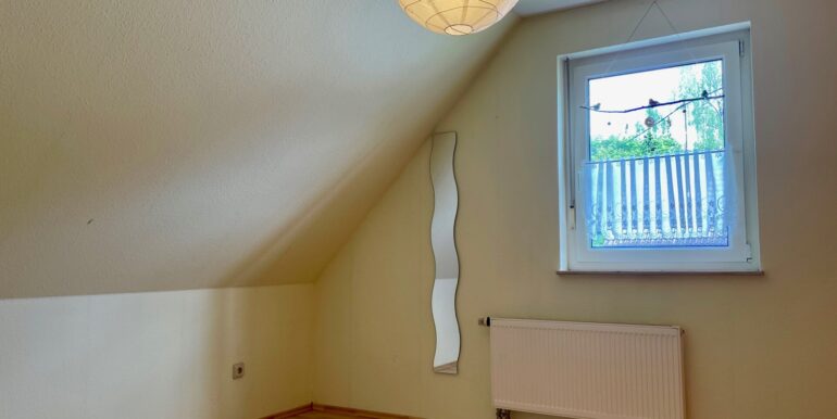 Schlafzimmer (DG)