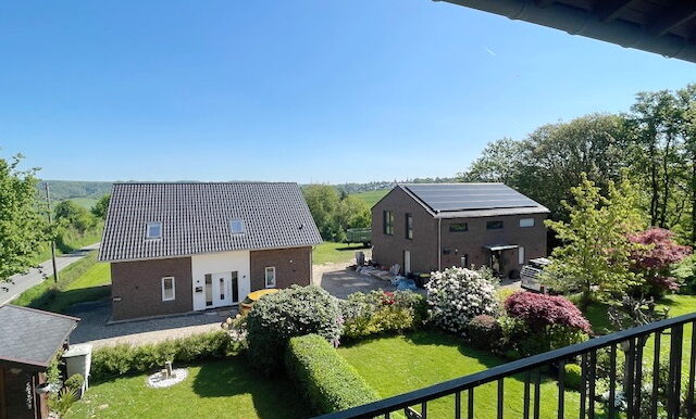 Haushälfte links Blick vom Balkon