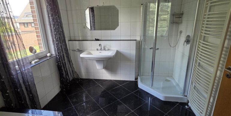 Hauptbad mit Dusche und...
