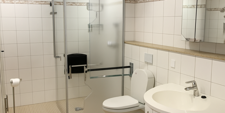 Badezimmer mit Platz für die Waschmaschine