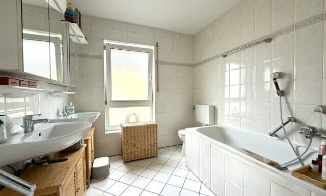 Bad mit Wanne und Dusche im Obergeschowsws