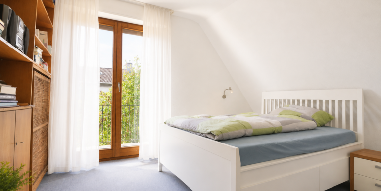 Schlafzimmer/ Angrenzende Ankleide mit Balkonzugang