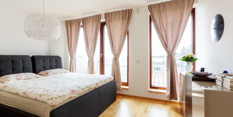 Schlafzimmer mit Dachterrasse