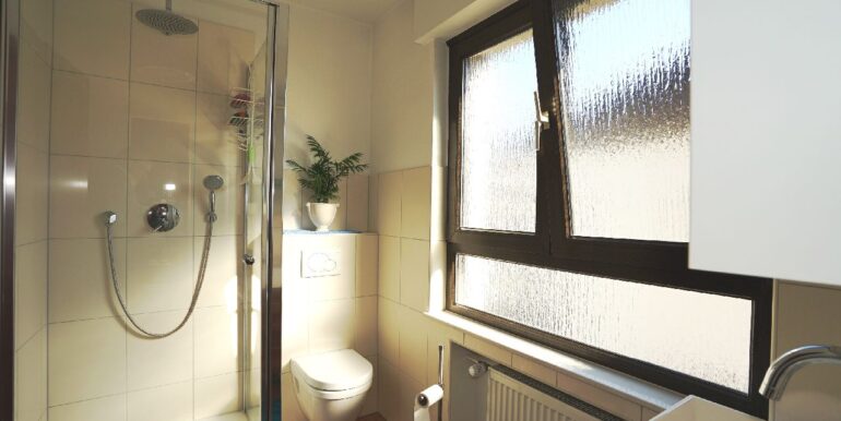 Bad Teilansicht 2 OG-Wohnung