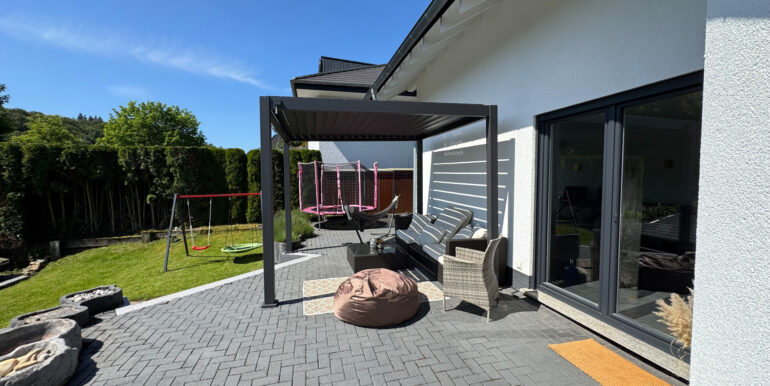 große Terrasse mit Blick in die Natur