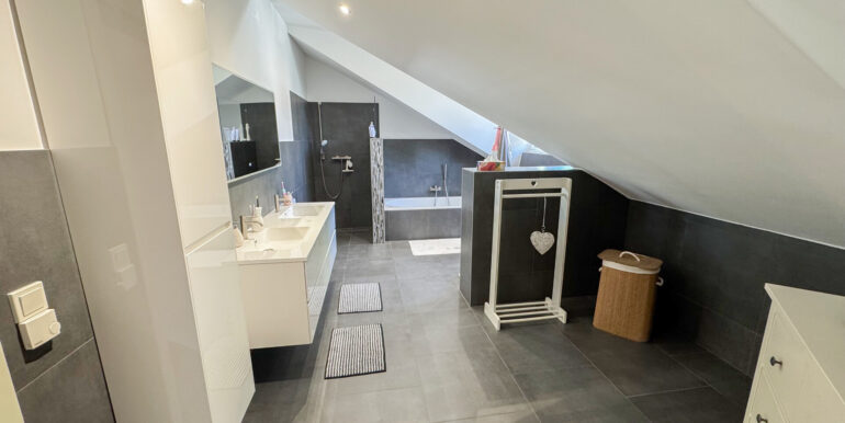 Tageslichtbad mit Wanne und Dusche DG