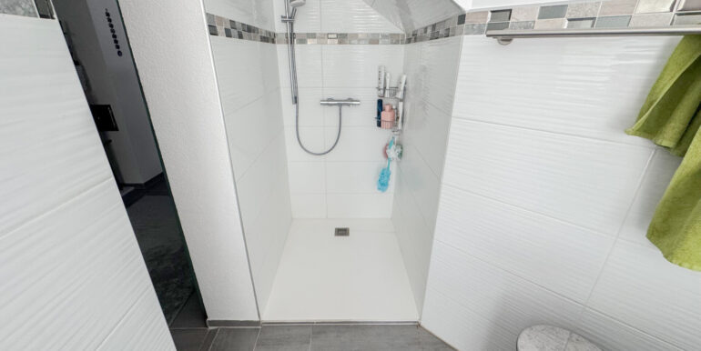 Tageslichtbad mit  Dusche und Wanne Einliegerwohnung