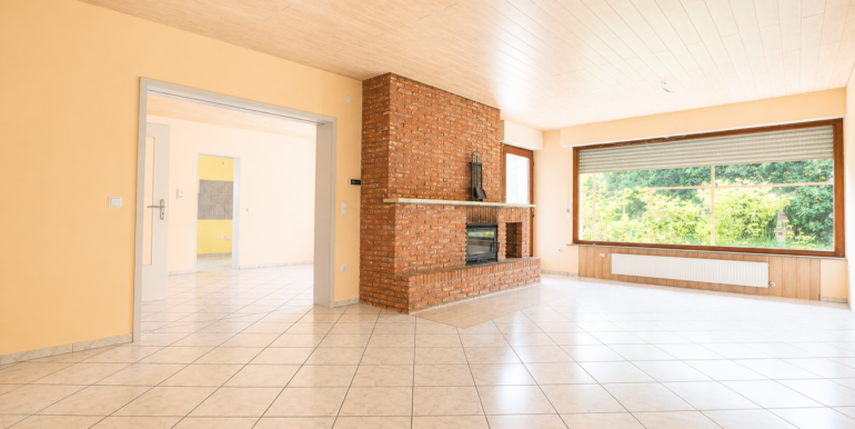 Wohnbereich mit Kamin im EG