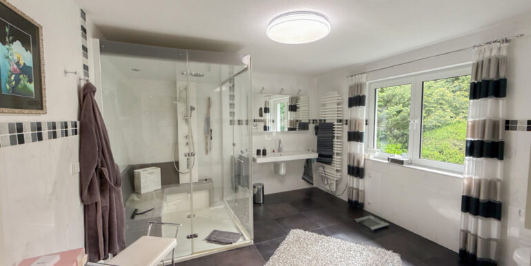 Badezimmer EG (2)