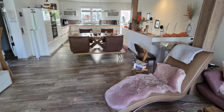 geräumiges Wohnzimmer