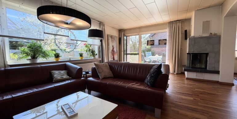 Wohnzimmer mit Terrassenaustritt