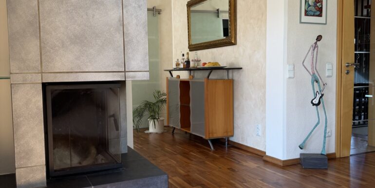 Kamin mit Blick zum Esszimmer