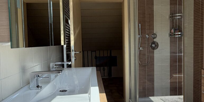 Badezimmer mit Dusche