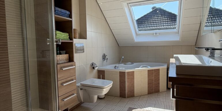 Badezimmer mit Dachflächenfenster