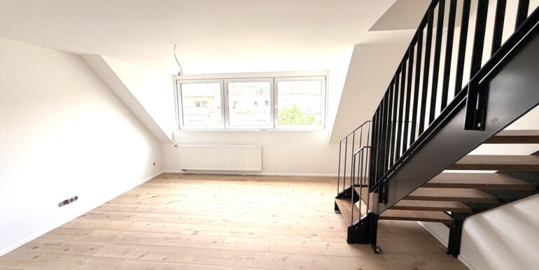 Wohnzimmer mit Treppe