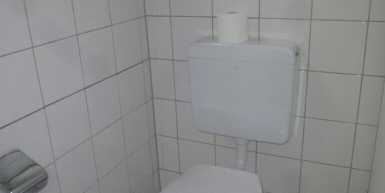 Getrennte Damen und Herren WC Anlagen mit Tageslicht