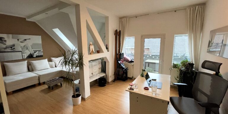 Wohnzimmer mit Zugang zum Balkon