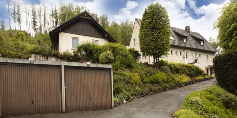Ansicht mit Garagen und Tiny House
