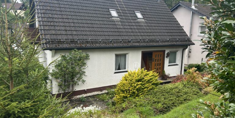 vom Garten auf das Haus geblickt
