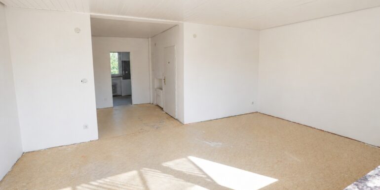Blick vom Balkon zurück ins Wohnzimmer