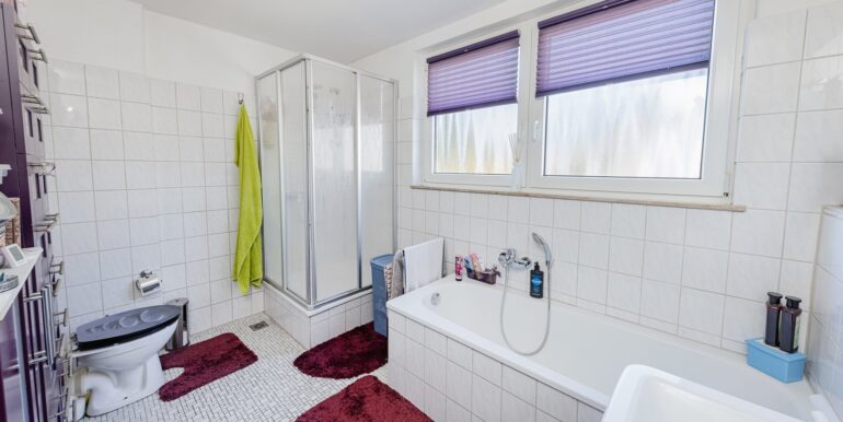 Tageslichtbad mit Dusche und Wanne