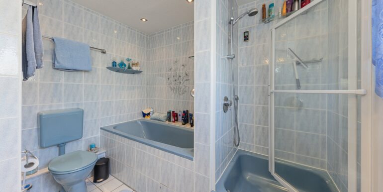 großes Badezimmer