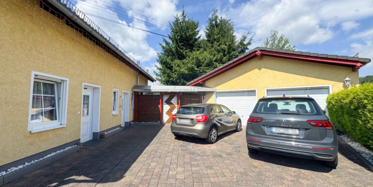 Hofbereich mit Doppelgarage