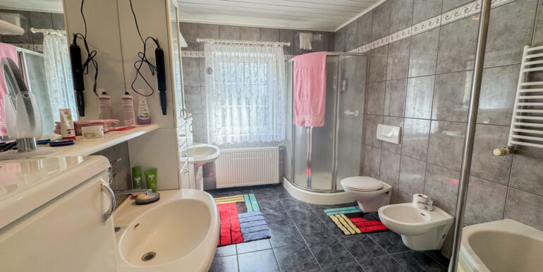 Tageslichtbad mit Wanne und Dusche EG