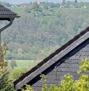 Haushälfte rechts - Toller Blick vom Balkon Richtung Bödingen