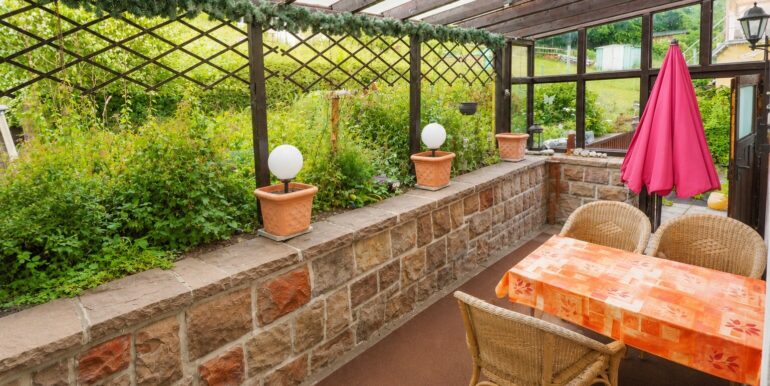 Überdachter Terrasse im Hauseingangsbereich