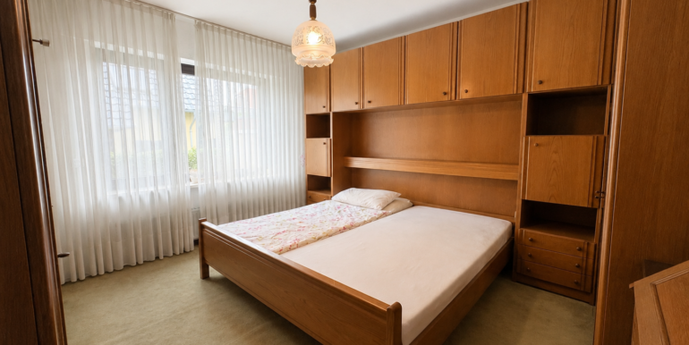 Schlafzimmer ( EG )