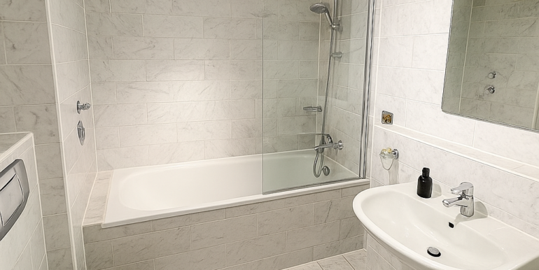Bad mit Wanne und Duschabtrennung