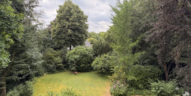 Blick in den parkähnlichen Garten