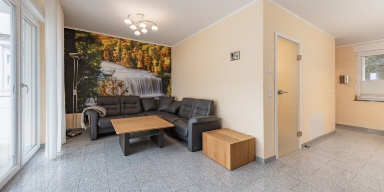 großzügiges Wohnzimmer