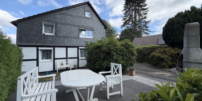 Hausansicht mit Terrasse