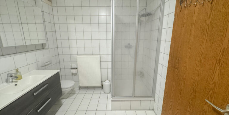 Bad mit Dusche und Wanne