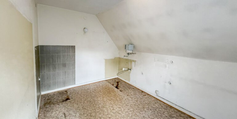 Ankleidezimmer (Küche mgl.)